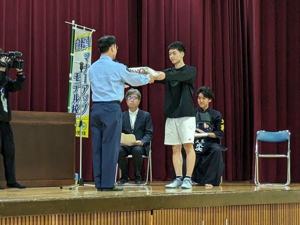 R6．自転車マナー贈呈